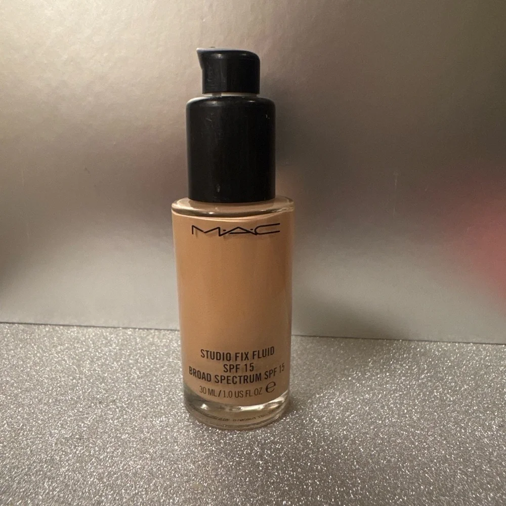 MAC Studio Fix Fluid SPF15 Foundation Shade N4.5 Light Neutral Full Coverage